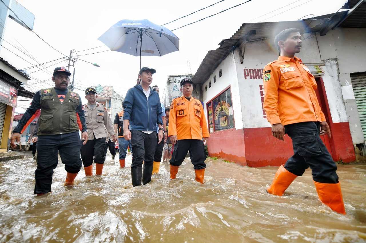 Pj. Gubernur Jabar Tinjau Banjir Dayeuhkolot, Bey: Pentingnya Sinergi untuk Penanganan Cepat